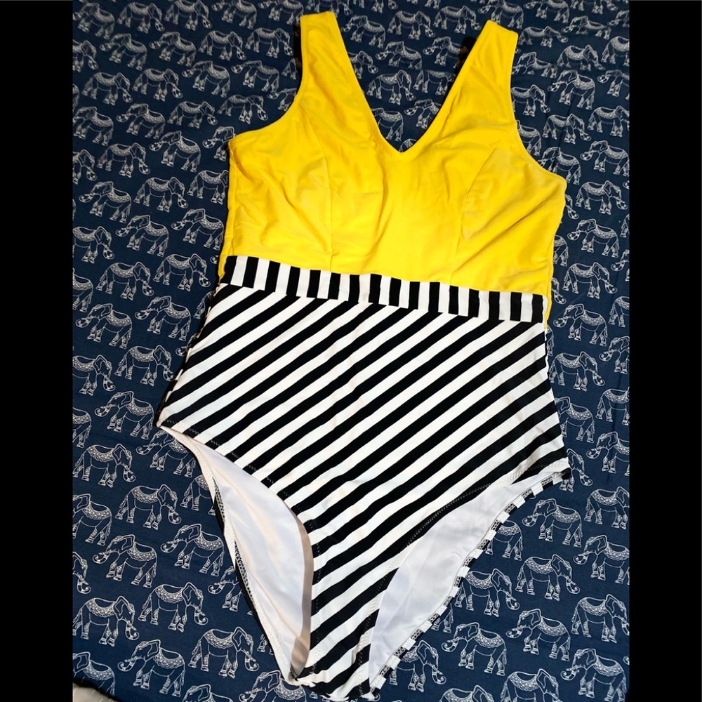 NWT CUPSHE swimsuit striped on the bottom yellow on top!!! Very easy on/off